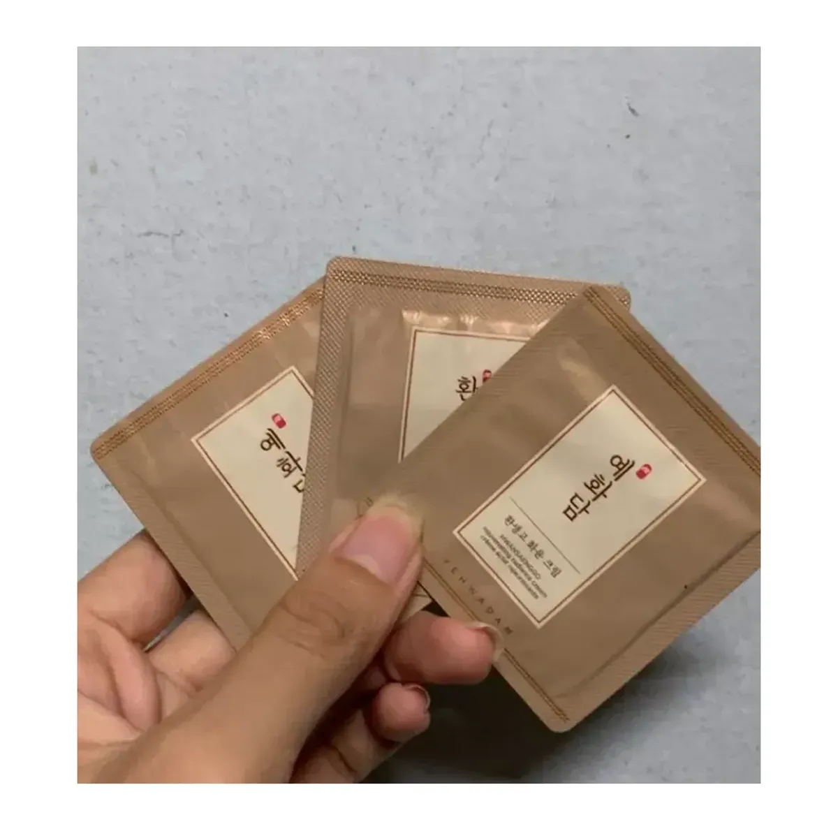 combo-trai-nghiem-8-kem-duong-yehwadam-duong-da-deu-mau-giam-tham-nam-mix-3