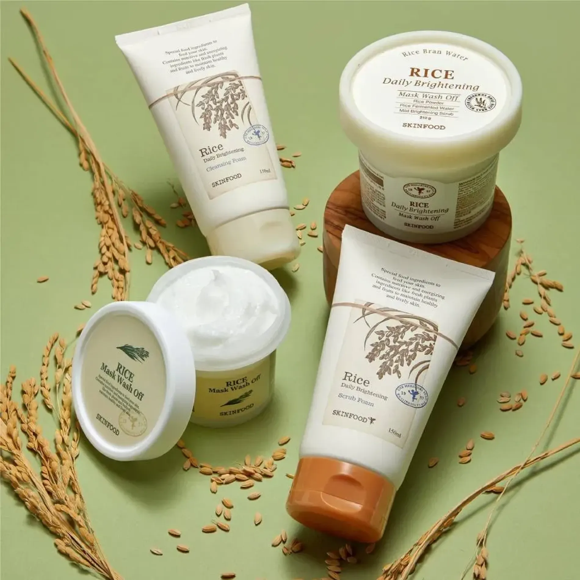 sua-rua-mat-co-hat-gao-lam-trang-da-skinfood-rice-daily-brightening-scrub-foam-150ml-2
