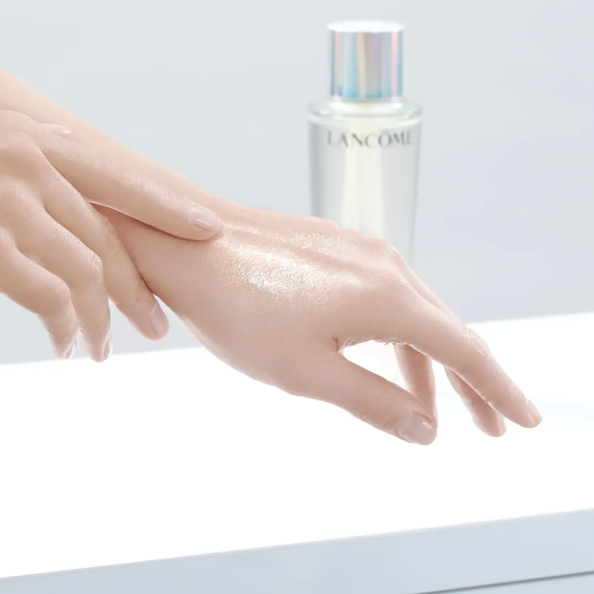 nuoc-than-kep-duong-am-lam-diu-da-lancome-3