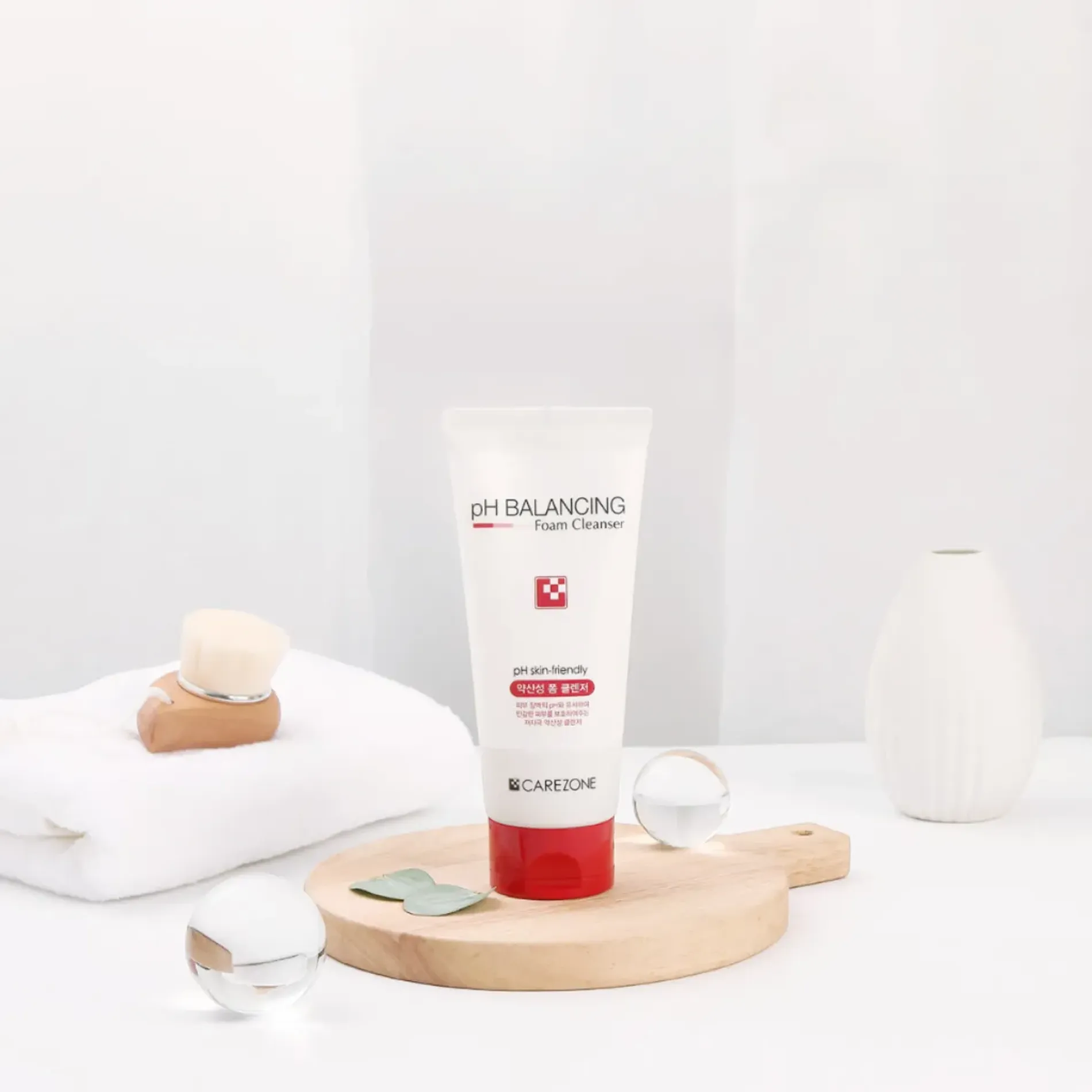 sua-rua-mat-carezone-can-bang-da-ph-balancing-foam-cleanser-330ml-5