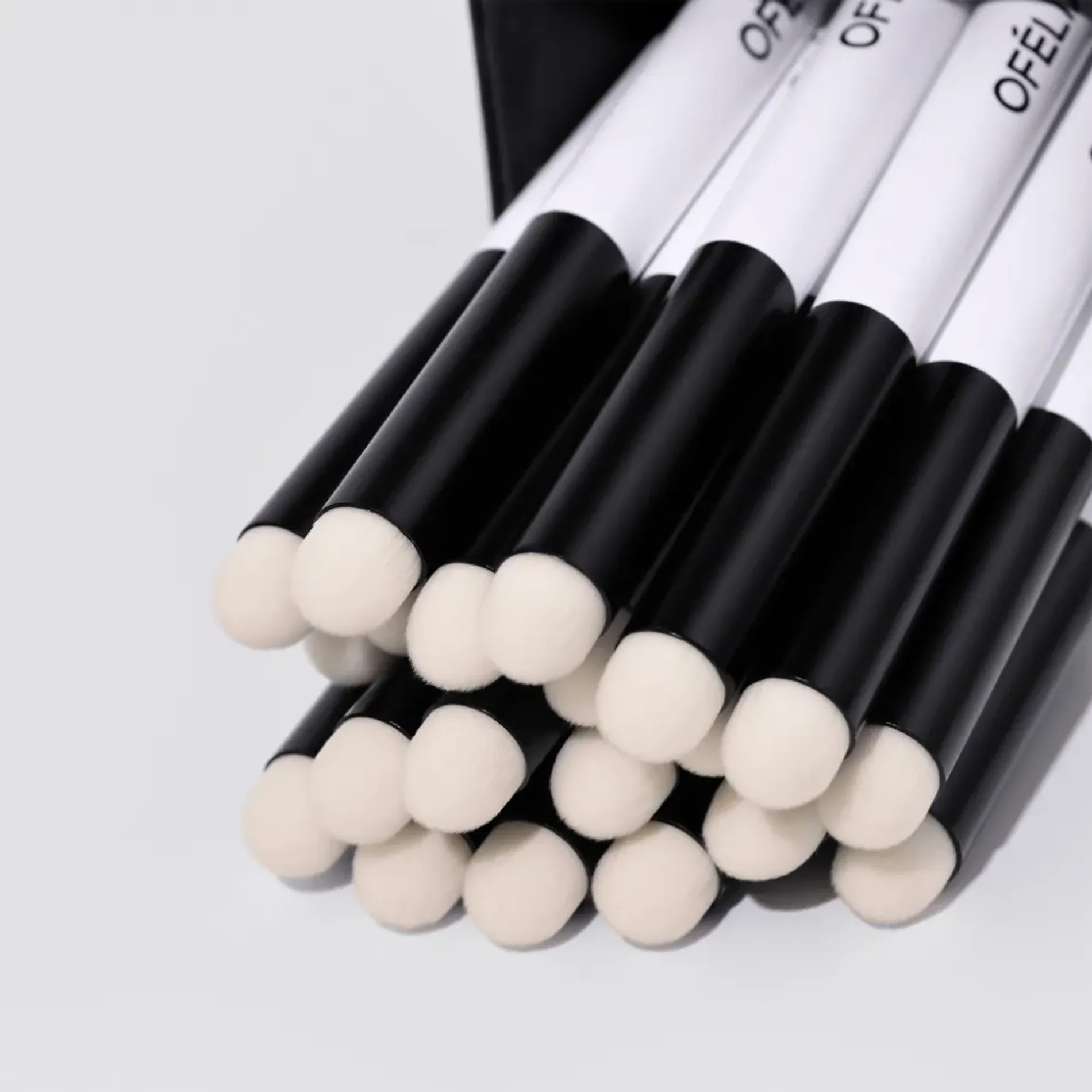 gwp-co-moi-ofelia-lip-brush-2
