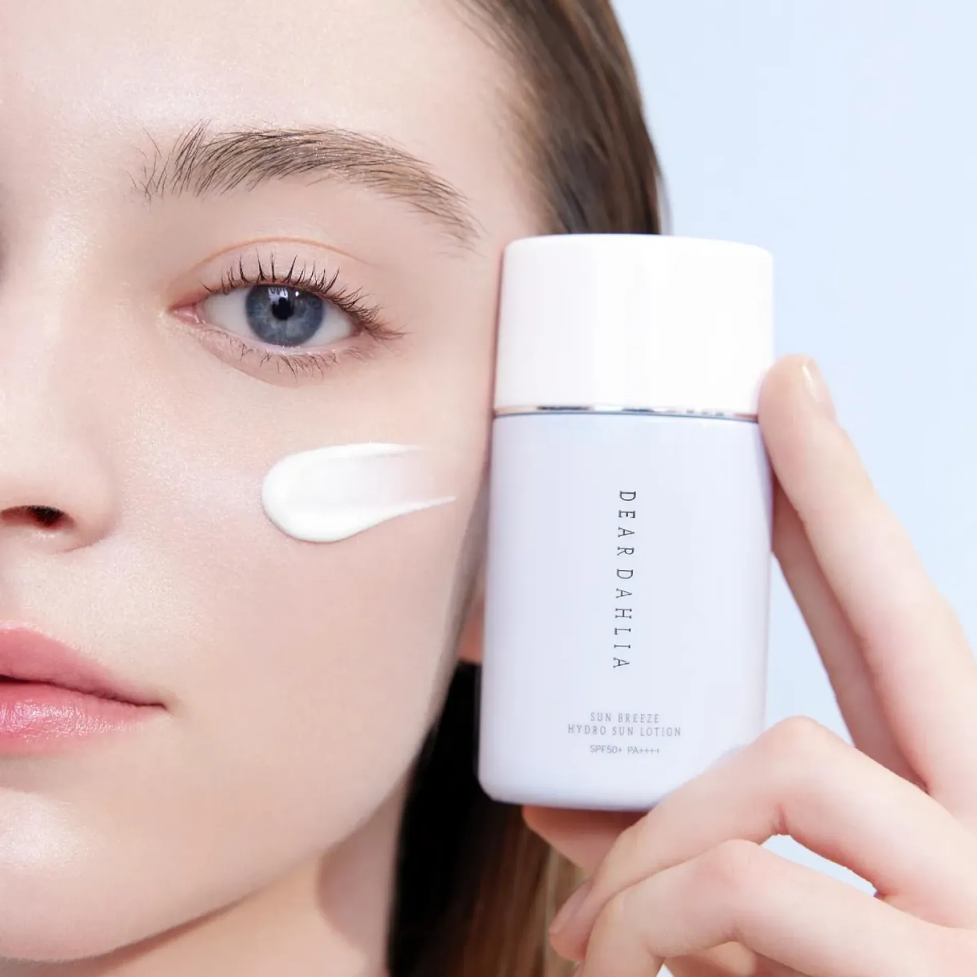 sua-chong-nang-thuan-chay-dear-dahlia-cap-am-sun-breeze-hydro-sun-lotion-sunscreen-spf50-pa-50ml-1