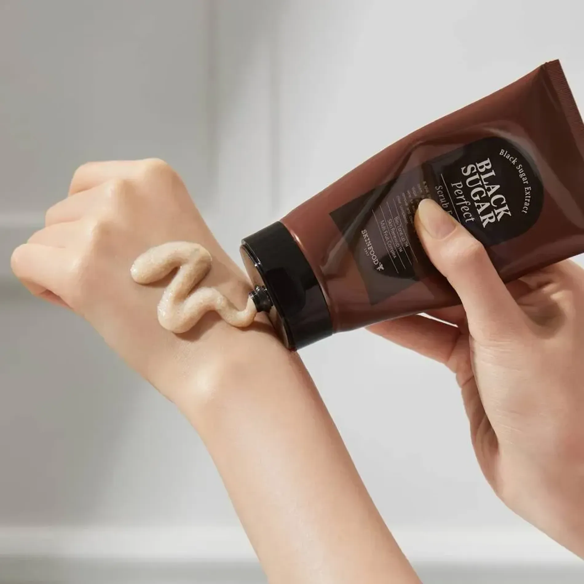 sua-rua-mat-co-hat-skinfood-black-sugar-perfect-scrub-foam-180ml-3