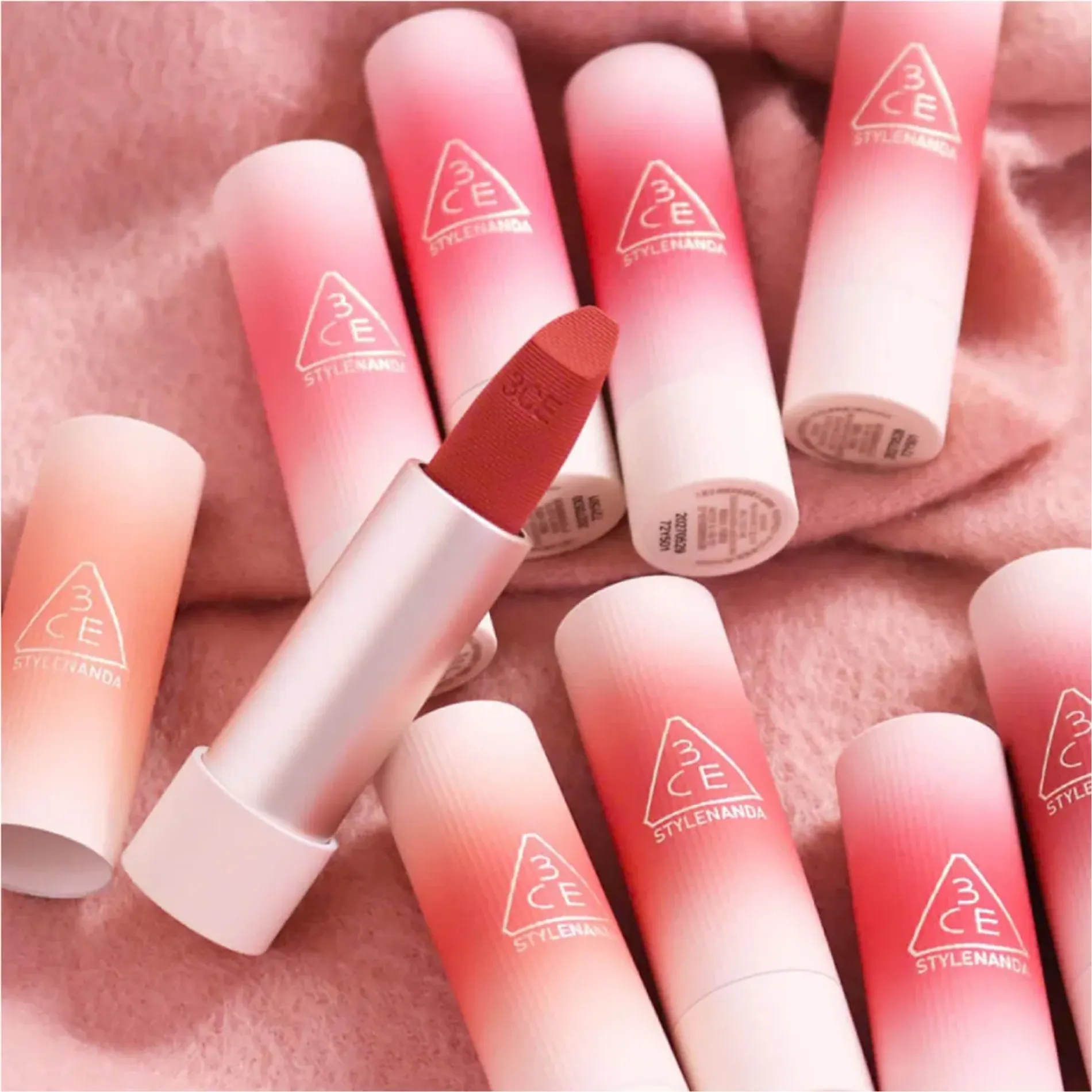 son-thoi-3ce-mem-muot-moi-cashmere-hug-lipstick-05g-4