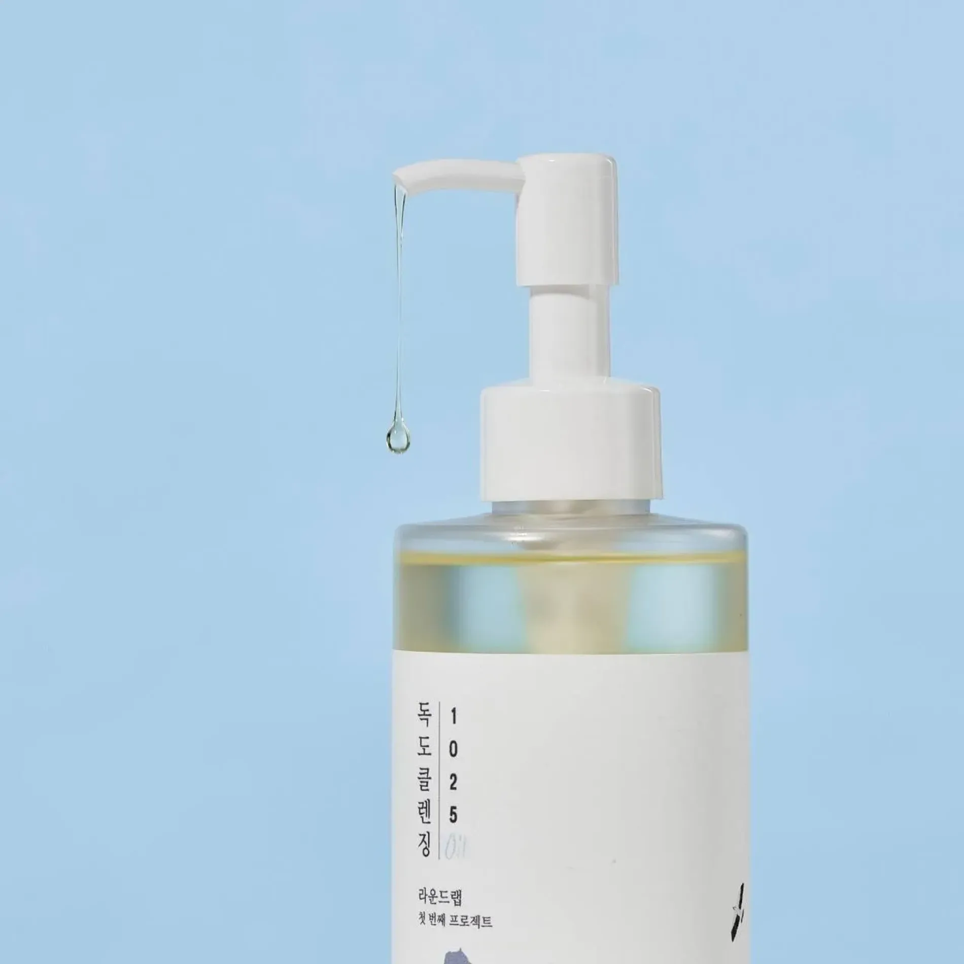 dau-tay-trang-round-lab-lam-sach-diu-nhe-1025-dokdo-cleansing-oil-200ml-4
