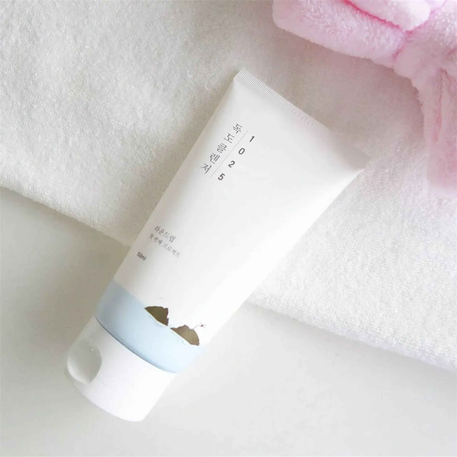 sua-rua-mat-round-lab-lam-sach-diu-nhe-kiem-soat-dau-thua-1025-dokdo-cleanser-150ml-7