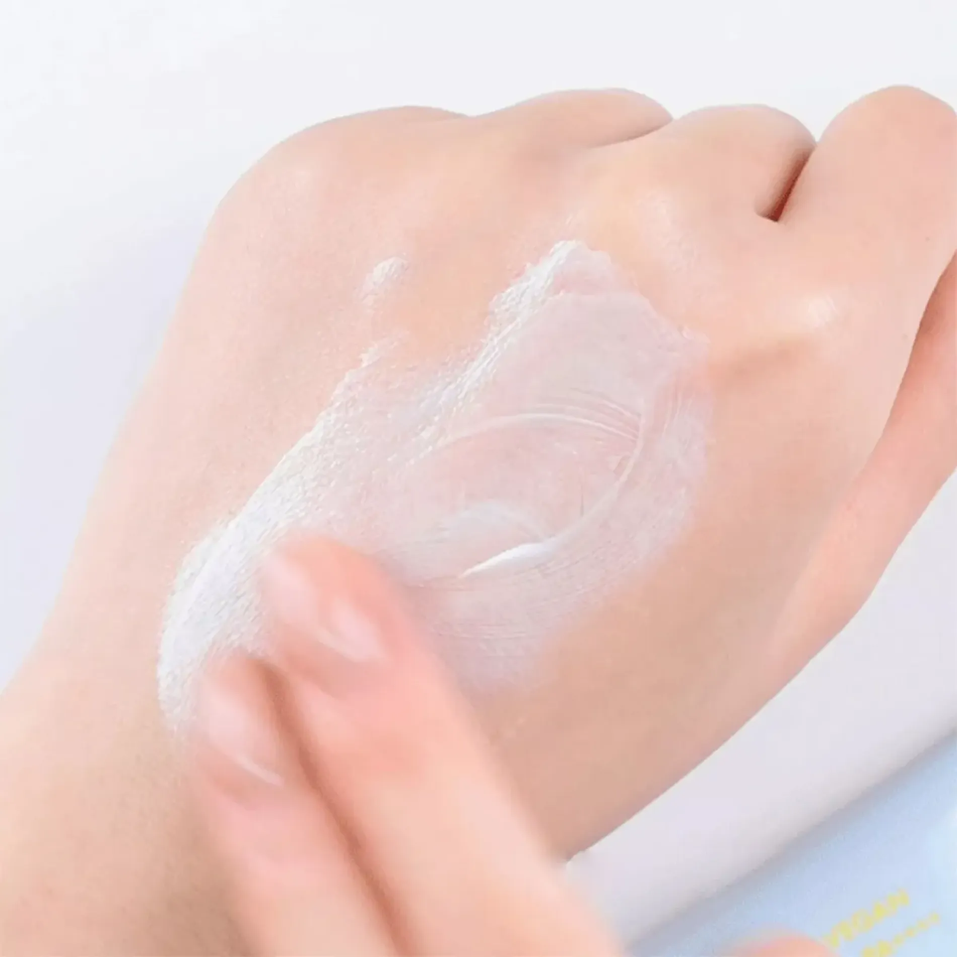 kem-chong-nang-thuan-chay-amuse-cap-am-dew-moisture-365-vegan-sunscreen-spf50-pa-40ml-3