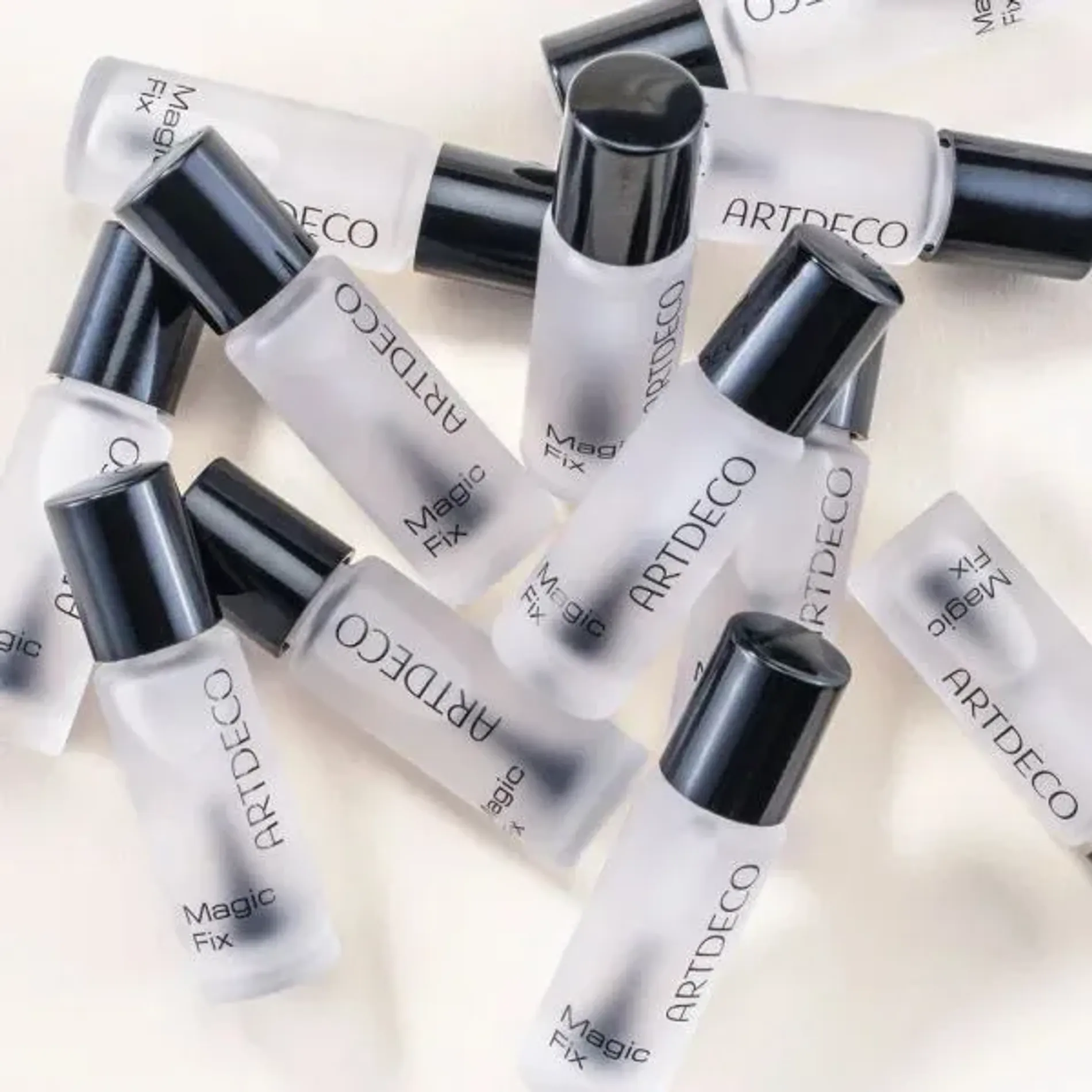 nuoc-giu-mau-son-artdeco-magic-fix-3