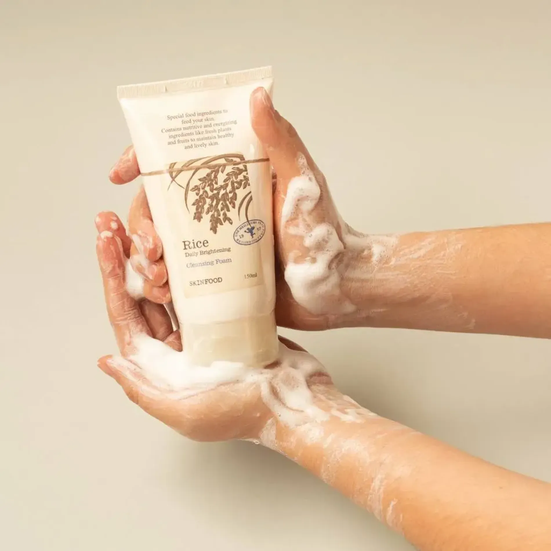 sua-rua-mat-gao-lam-sang-da-skinfood-rice-daily-brightening-cleansing-foam-150ml-4