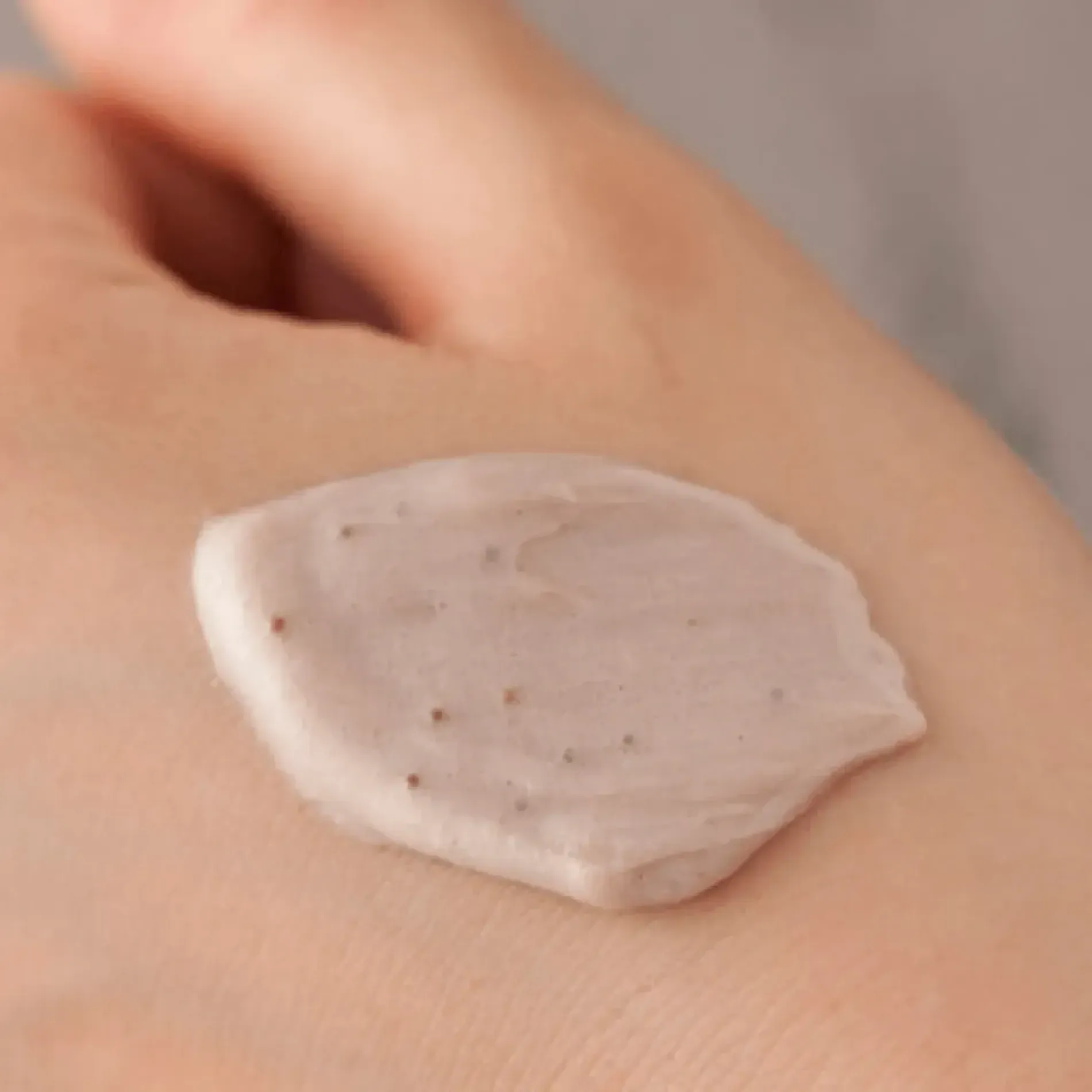 tay-te-bao-chet-the-face-shop-thanh-loc-lo-chan-long-jeju-volcanic-lava-deep-pore-cleansing-foam-scrub-140ml-2