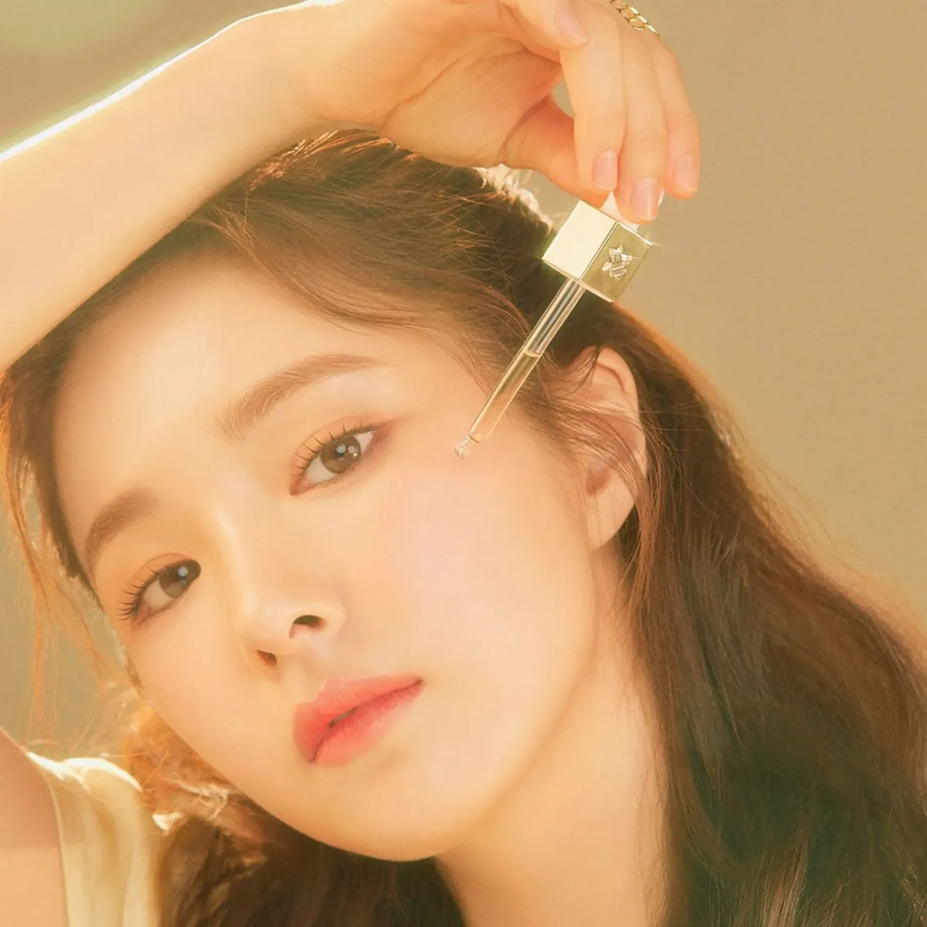 tinh-chat-keo-ong-banila-co-cap-am-miss-flower-mr-honey-propolis-rejuvenating-ampoule-50ml-2