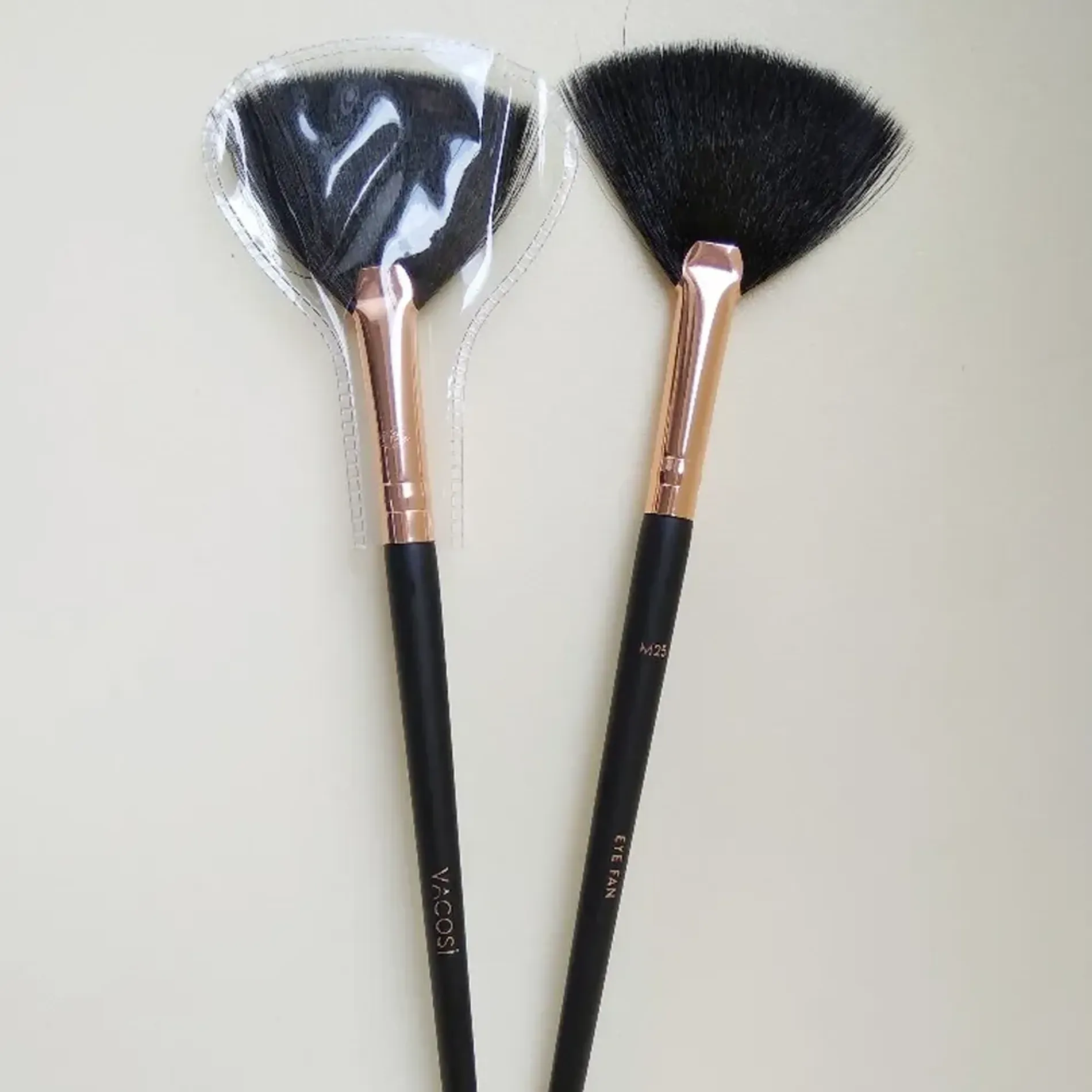 co-quat-phu-phan-mat-vacosi-eye-fan-brush-3