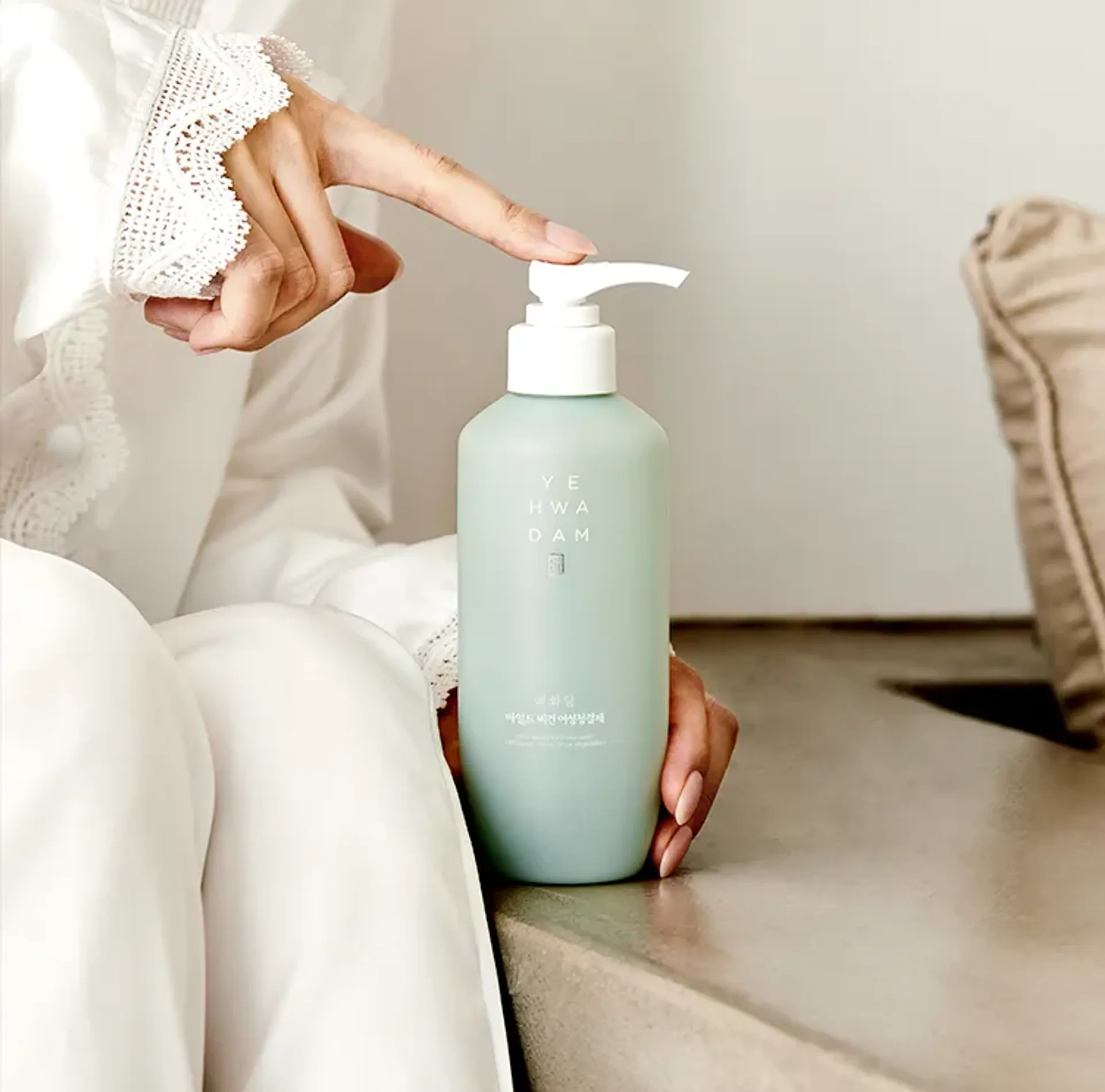dung-dich-ve-sinh-phu-nu-yehwadam-thao-moc-dong-y-mild-vegan-intimate-wash-200ml-4