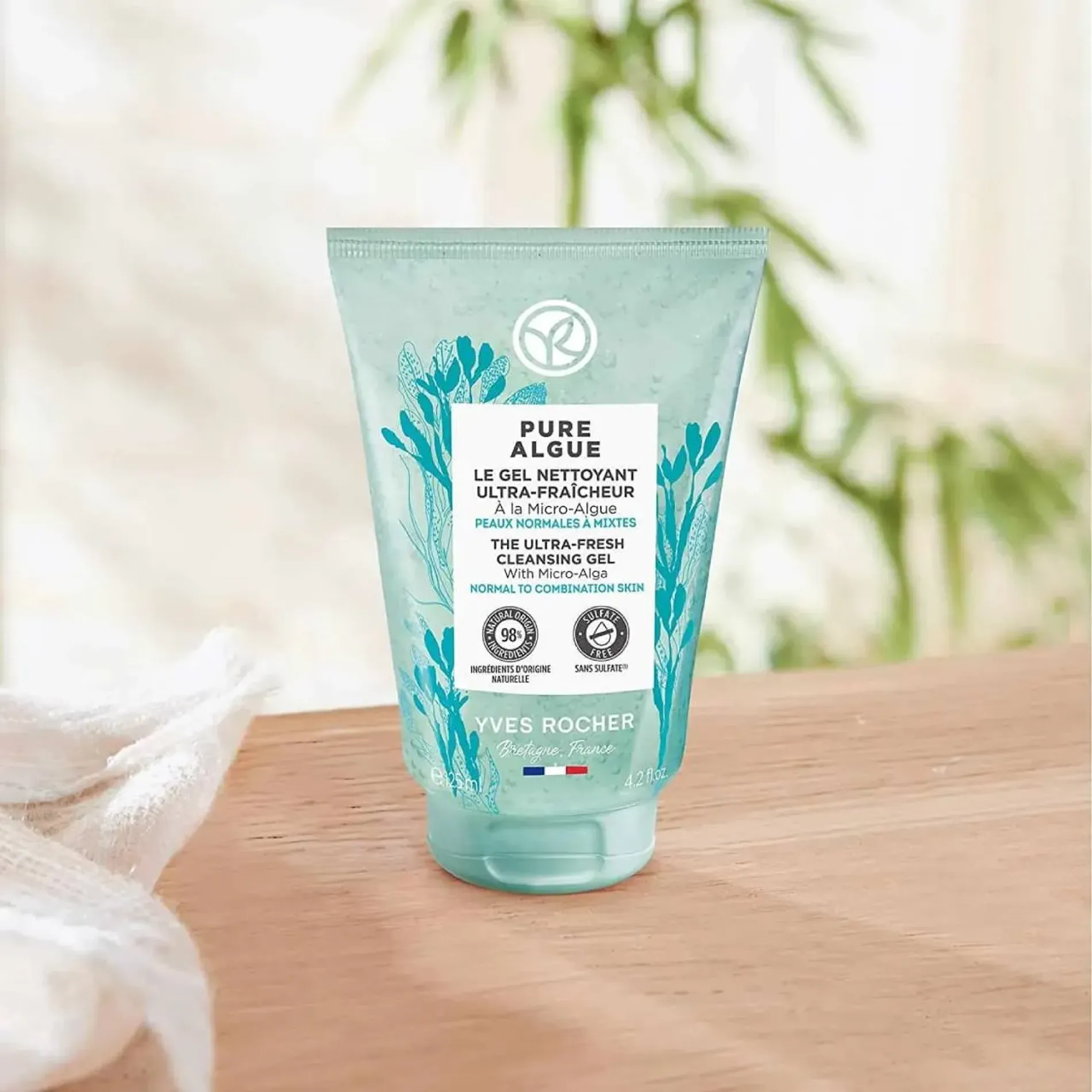 sua-rua-mat-yves-rocher-lam-sach-min-da-pure-algue-2