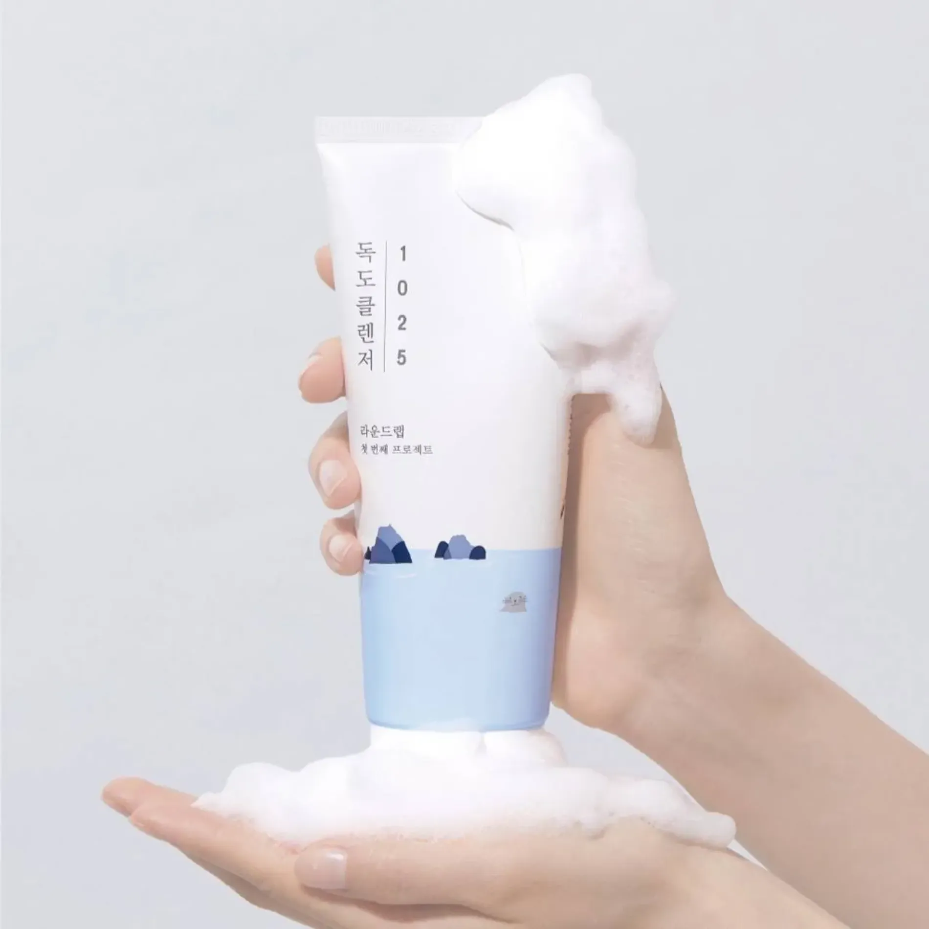 sua-rua-mat-round-lab-lam-sach-diu-nhe-kiem-soat-dau-thua-1025-dokdo-cleanser-150ml-6