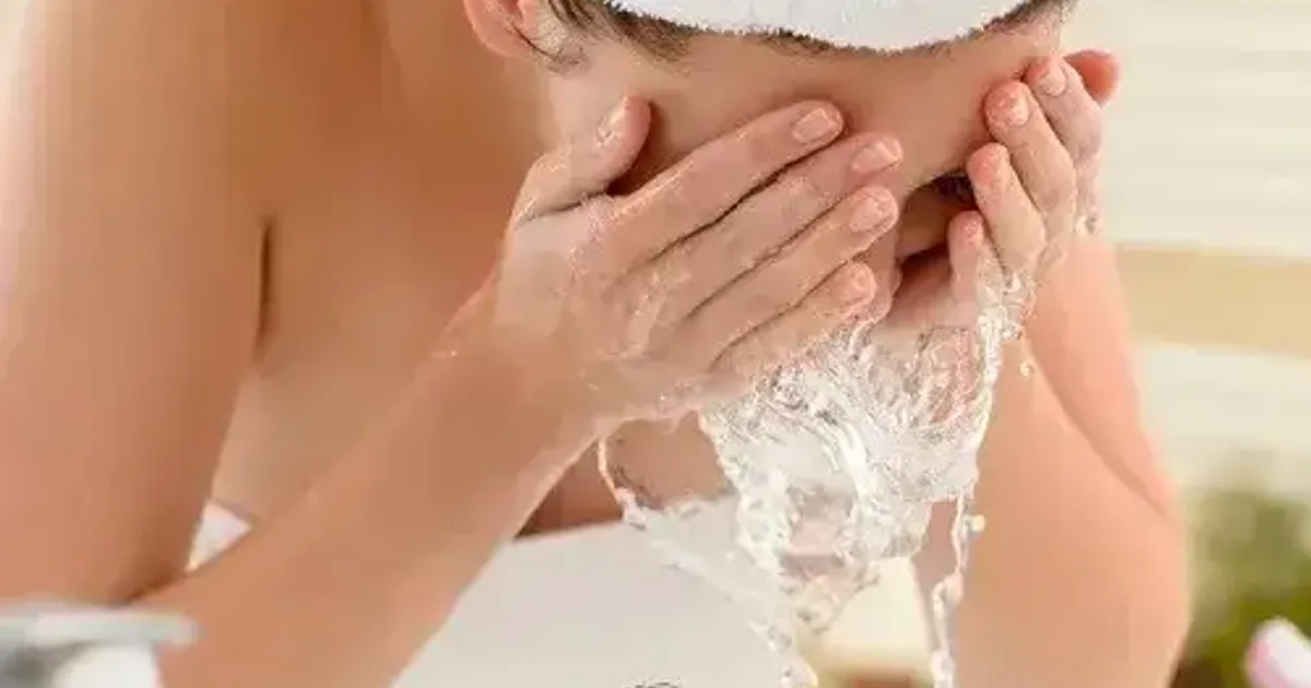  cách rửa mặt bằng nước muối sinh lý 