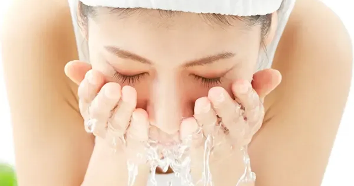 Rửa mặt bằng nước muối sinh lý có tốt không? - The Face Shop Chính Hãng