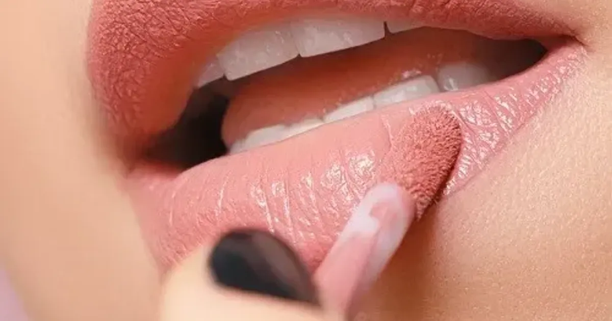 Bật mí cách đánh son kem lì mịn mướt không vón cục - The Face Shop Chính Hãng