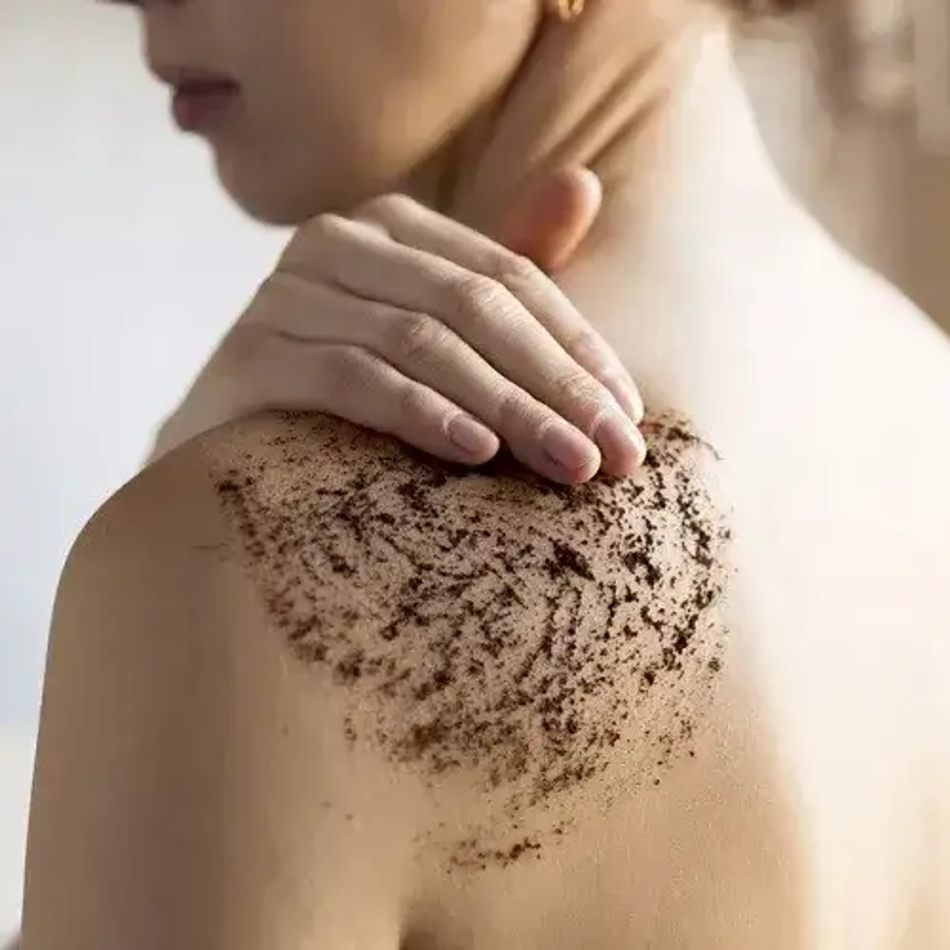 Làn da cơ thể cần chăm sóc đều đặn để duy trì vẻ mềm mại và mịn màng. Tẩy tế bào chết toàn thân là chìa khóa quan trọng để ngăn ngừa làn khô ráp cũng như tăng độ thẩm thấu cho cơ thể khi dùng kem dưỡng.