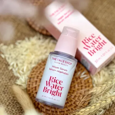 tinh-chat-thuan-chay-the-face-shop-lam-deu-mau-da-rice-water-bright-vegan-serum-30ml-13