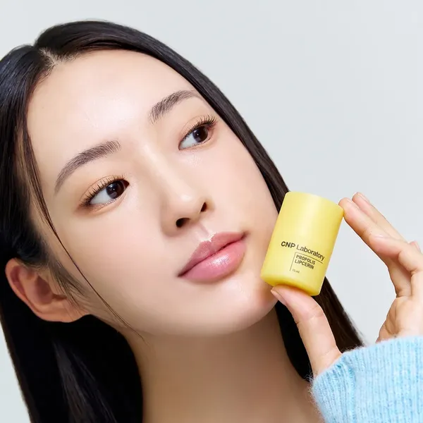 Son Dưỡng Môi Keo Ong CNP Cấp Khóa Ẩm 12h Propolis Lipcerin 15ml