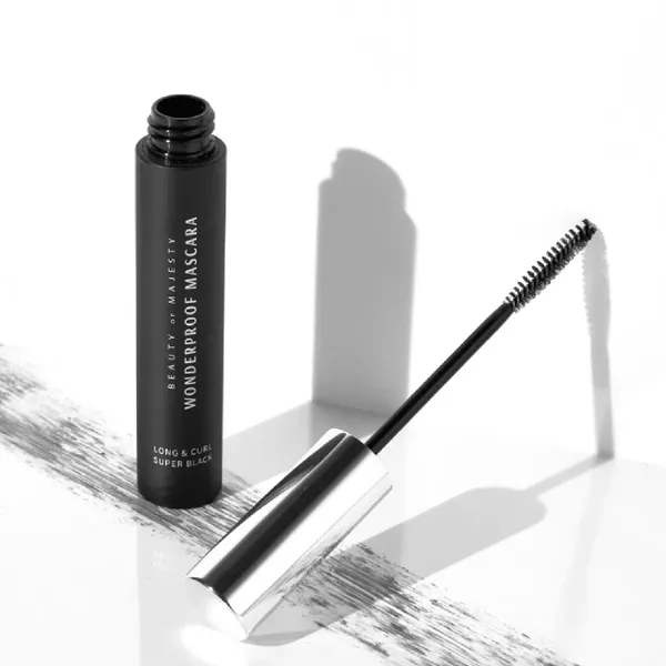 mascara-chuot-mi-cong-tu-nhien-bom-wonderproof-3