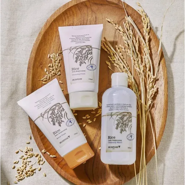 sua-rua-mat-gao-lam-sang-da-skinfood-rice-daily-brightening-cleansing-foam-150ml-2