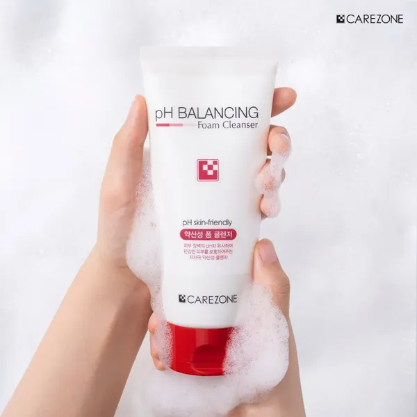 sua-rua-mat-carezone-can-bang-da-ph-balancing-foam-cleanser-330ml-2