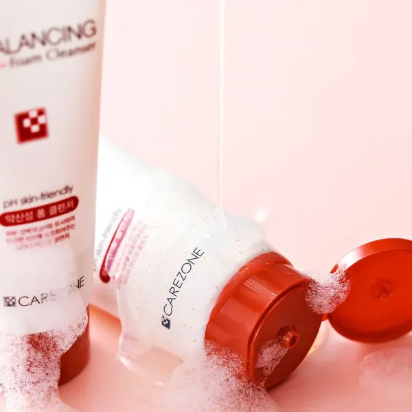sua-rua-mat-carezone-can-bang-da-ph-balancing-foam-cleanser-330ml-8