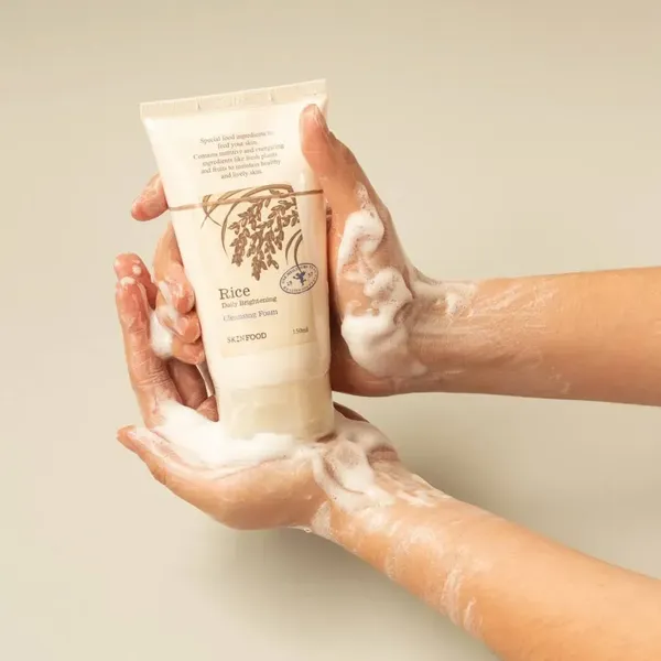 sua-rua-mat-gao-lam-sang-da-skinfood-rice-daily-brightening-cleansing-foam-150ml-4