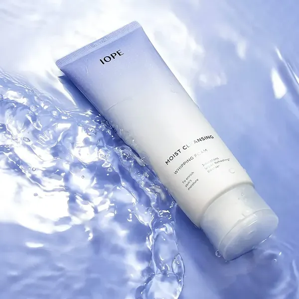 sua-rua-mat-duong-am-iope-moist-cleansing-whipping-foam-180ml-3