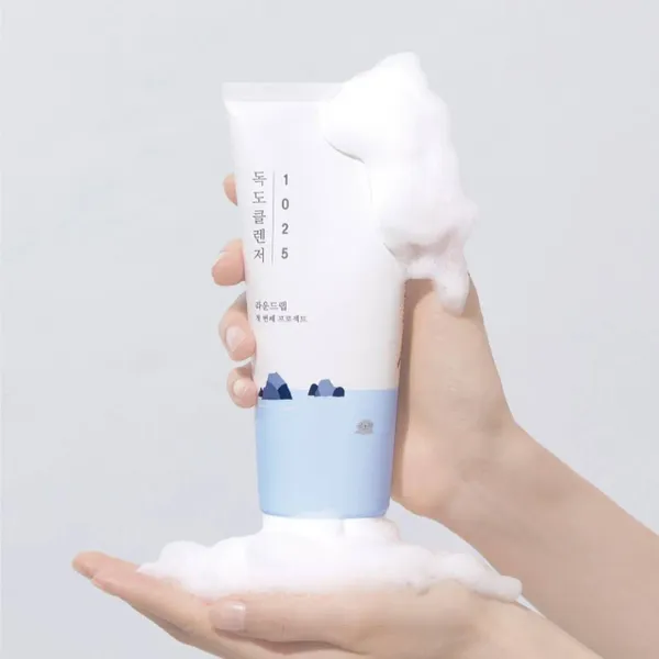 sua-rua-mat-round-lab-lam-sach-diu-nhe-kiem-soat-dau-thua-1025-dokdo-cleanser-150ml-6