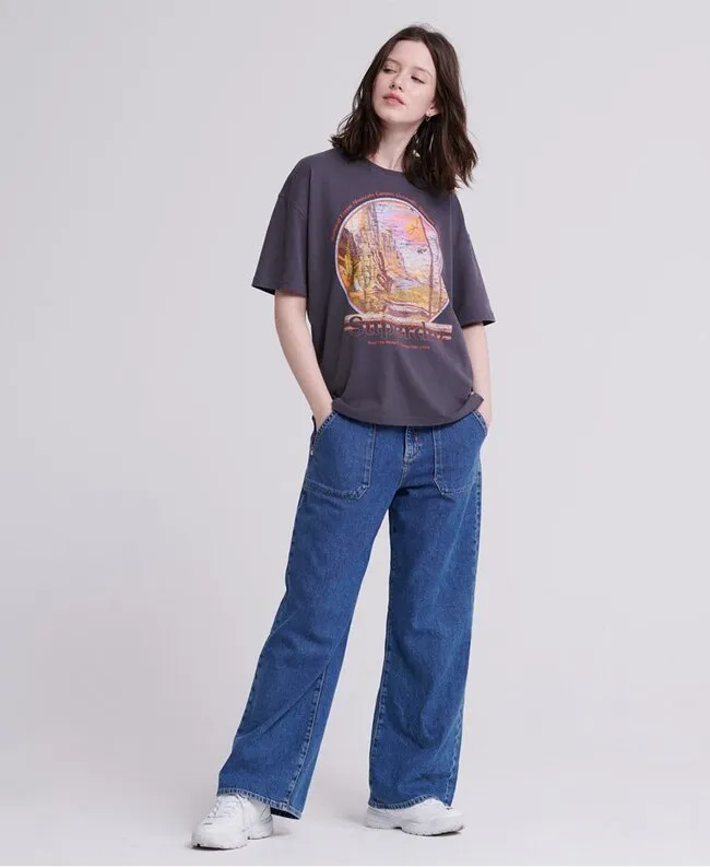 Phối quần jeans ống rộng cùng áo phông và giày thể thao