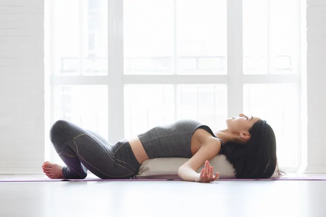 Restorative Yoga gồm các động tác nhẹ nhàng nhằm phục hồi