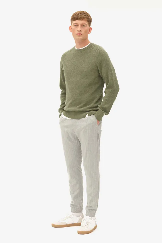 Phối vật với sweater phái nam lịch lãm nằm trong áo sweater, quần vải cứng và giầy thể thao trắng
