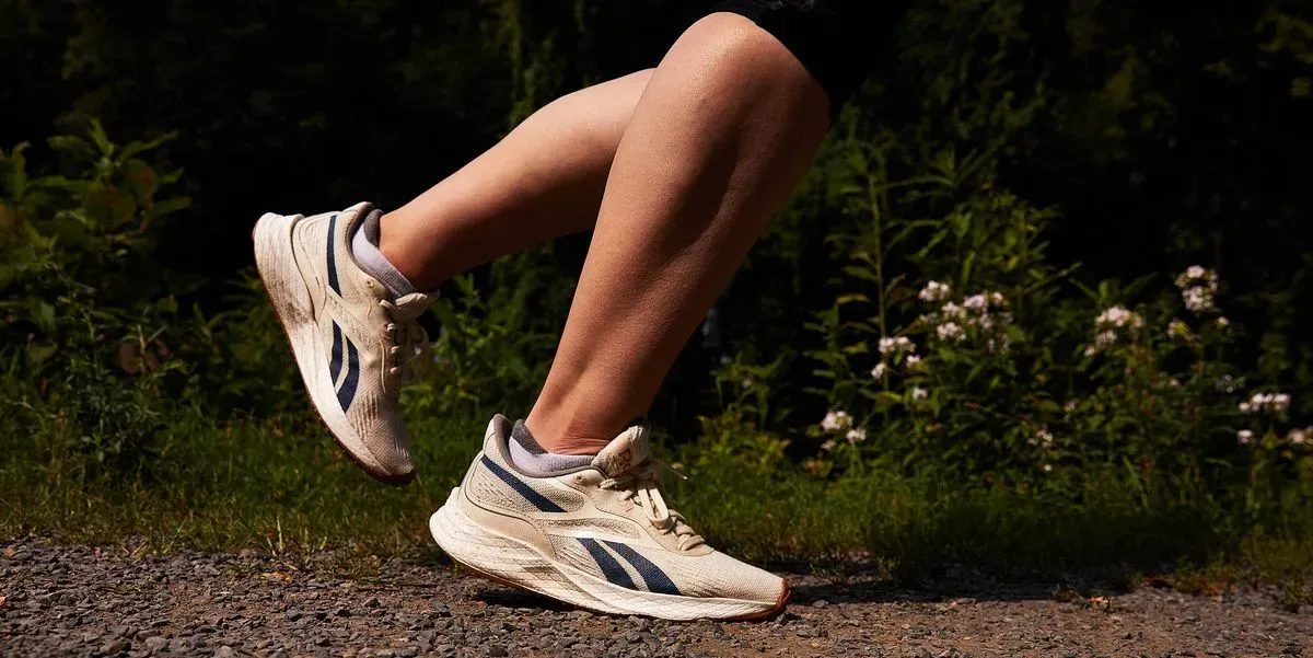Mẫu giày chạy bộ được thiết kế thích hợp cho hoạt động chạy đua marathon hoặc đường dài