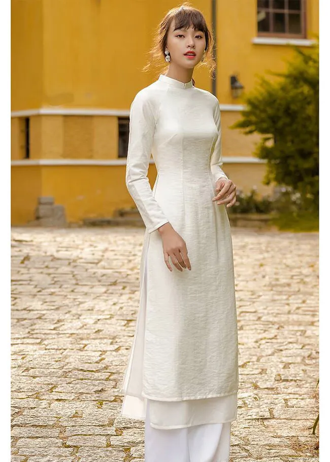 Áo dài là trang phục truyền thống nền nã, duyên dáng khi đi chùa