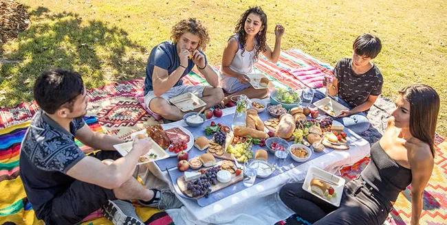 Ăn uống để tiếp thêm năng lượng cho buổi chụp ảnh picnic