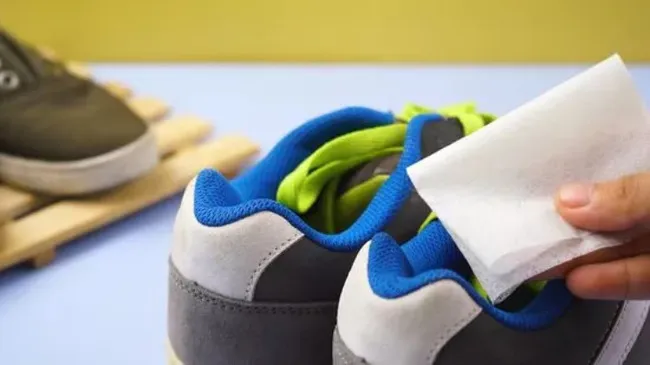Để đánh tan mùi hôi giày, hãy đặt giấy thơm vào từng chiếc giày