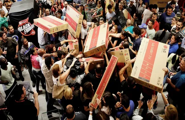 Người dân chen chúc mua sắm trong ngày Black Friday ở các nước phương Tây