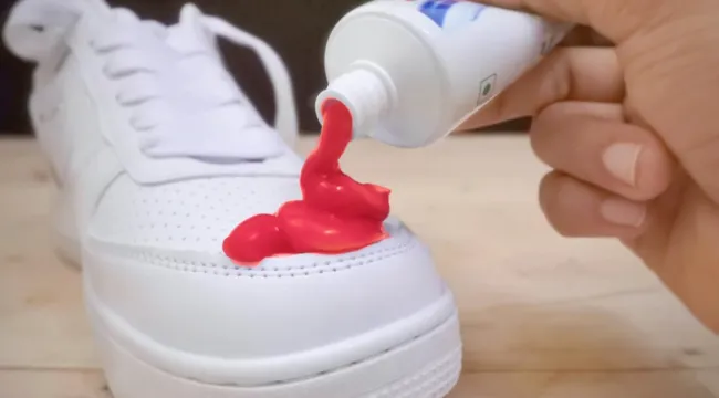 Vệ sinh giày thể thao bằng kem đánh răng