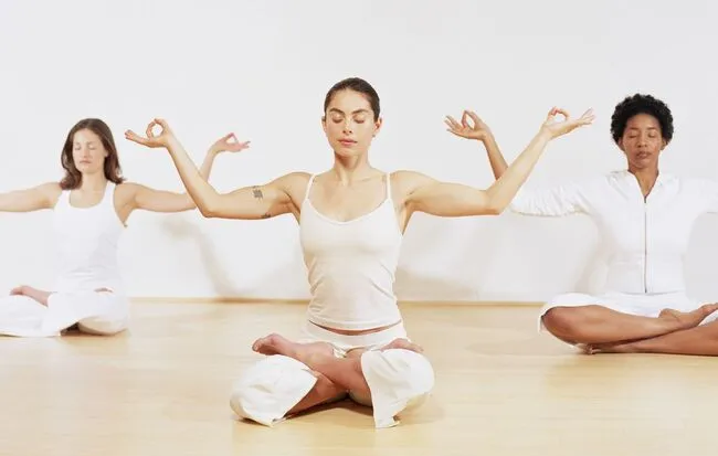 Kundalini Yoga tập trung vào hơi thở, thiền, niệm chú và cử chỉ tay