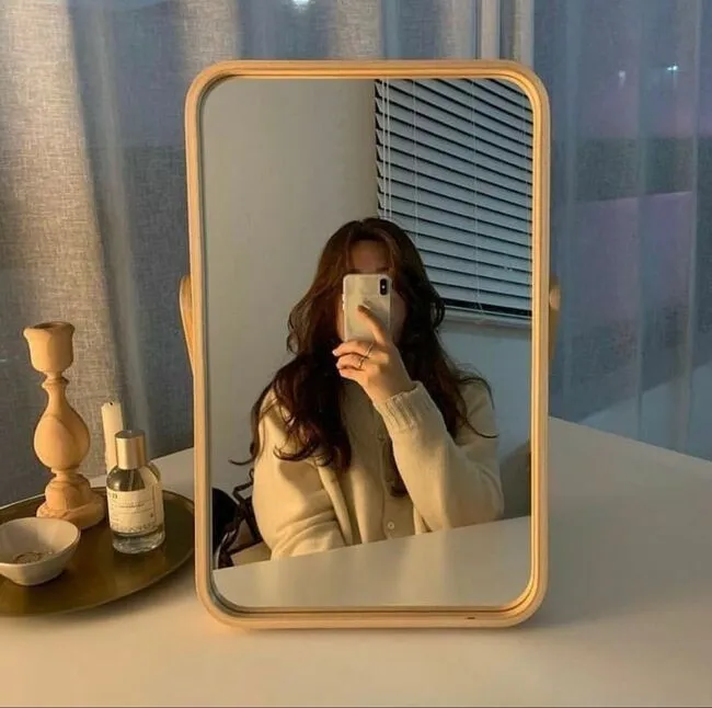 Chụp ảnh với gương để bàn ấn tượng với background trong căn phòng của mình