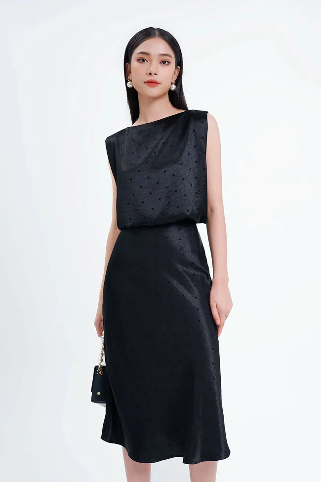 Áo lụa kiểu là một trong những item dùng để phối với chân váy đen mang đến vẻ ngoài thanh lịch