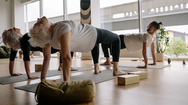 Iyengar Yoga sử dụng các dụng cụ hỗ trợ tập luyện khác nhau