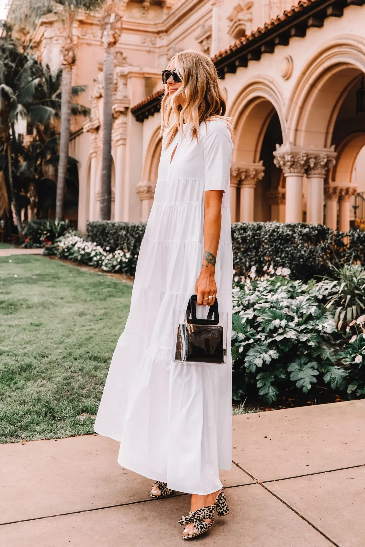 Outfit nữ tính, nhẹ nhàng với váy maxi trắng phối cùng giày cao gót chuẩn Minimalism style thích hợp đi biển hoặc dạo phố