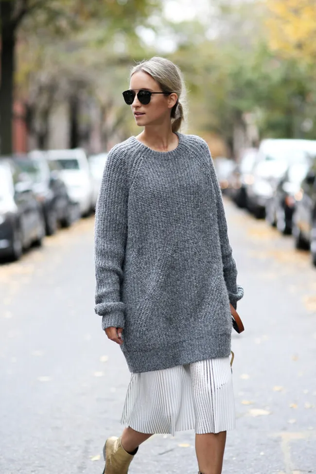 Kết hợp áo sweater cùng chân váy dài nữ tính