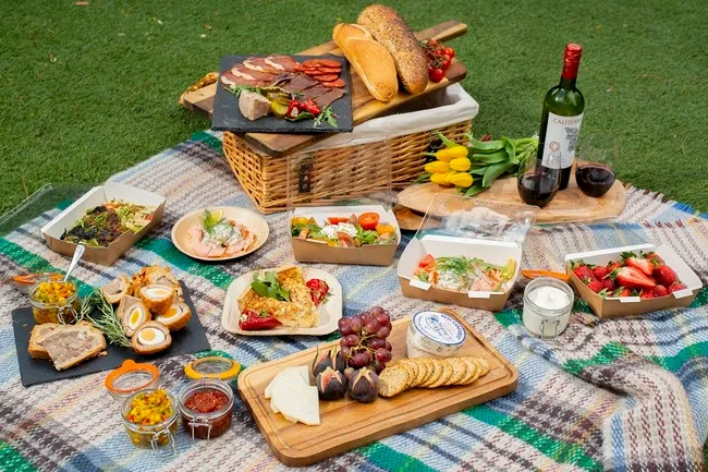 Hãy chu đáo chuẩn bị đầy đủ các đồ vật cần thiết cho chuyến picnic