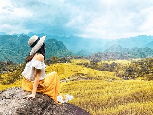 Mix áo hở vai và váy midi cho mùa thu nên thơ tại Hà Giang