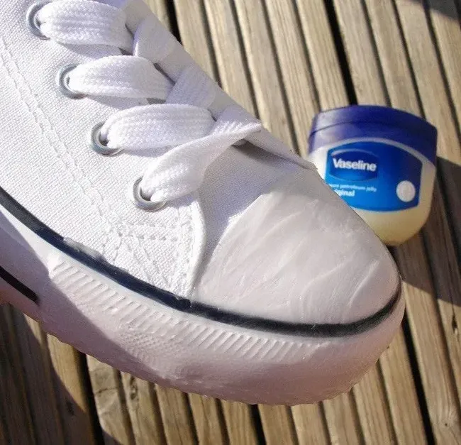 Làm sạch và sáng bóng giày với vaseline